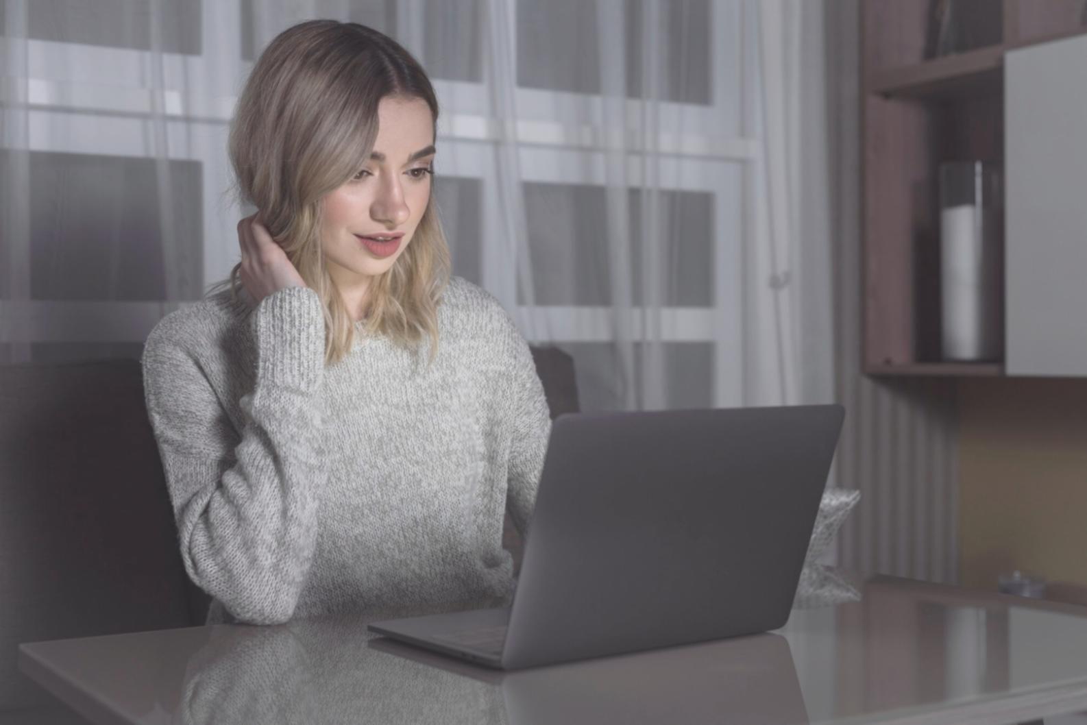 Espace de travail organisé pour l'apprentissage à distance avec bureau rangé, éclairage naturel et matériel pédagogique