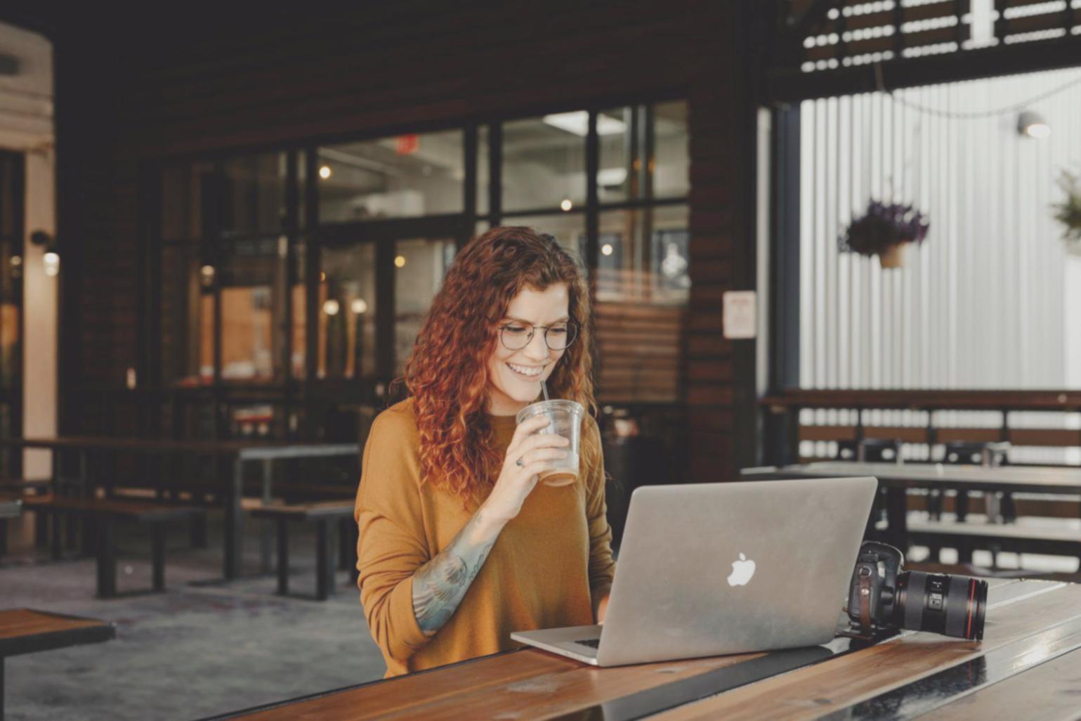 Équipe olivraquent travaillant sur des dossiers financiers