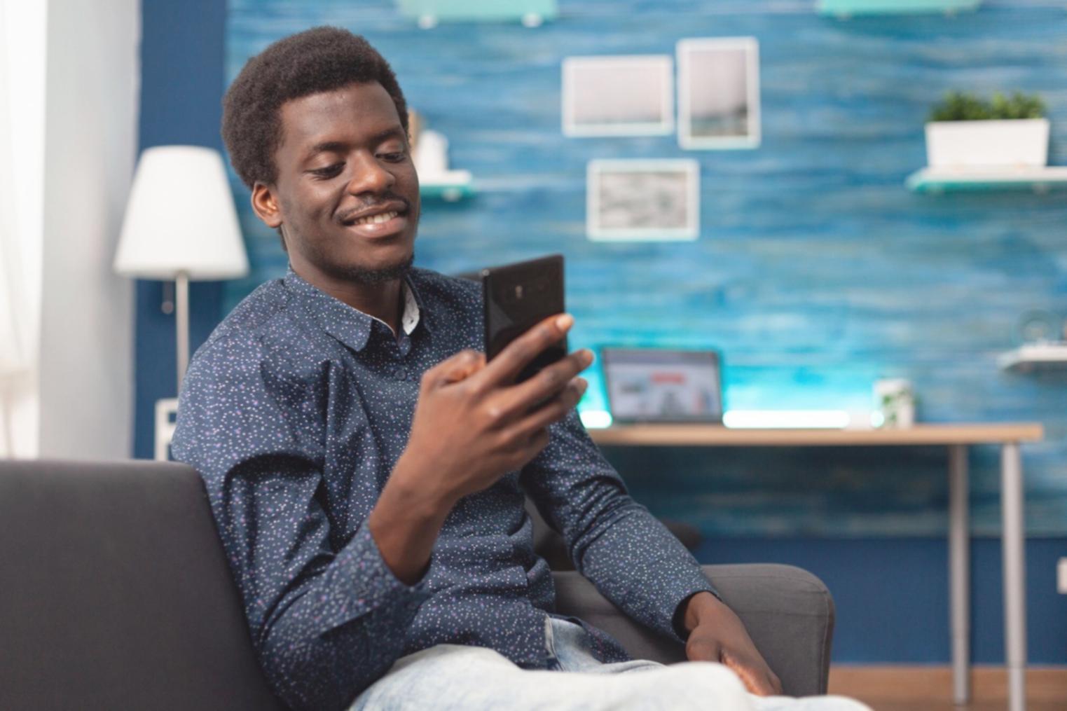 Environnement de travail comptable moderne avec documents et outils numériques