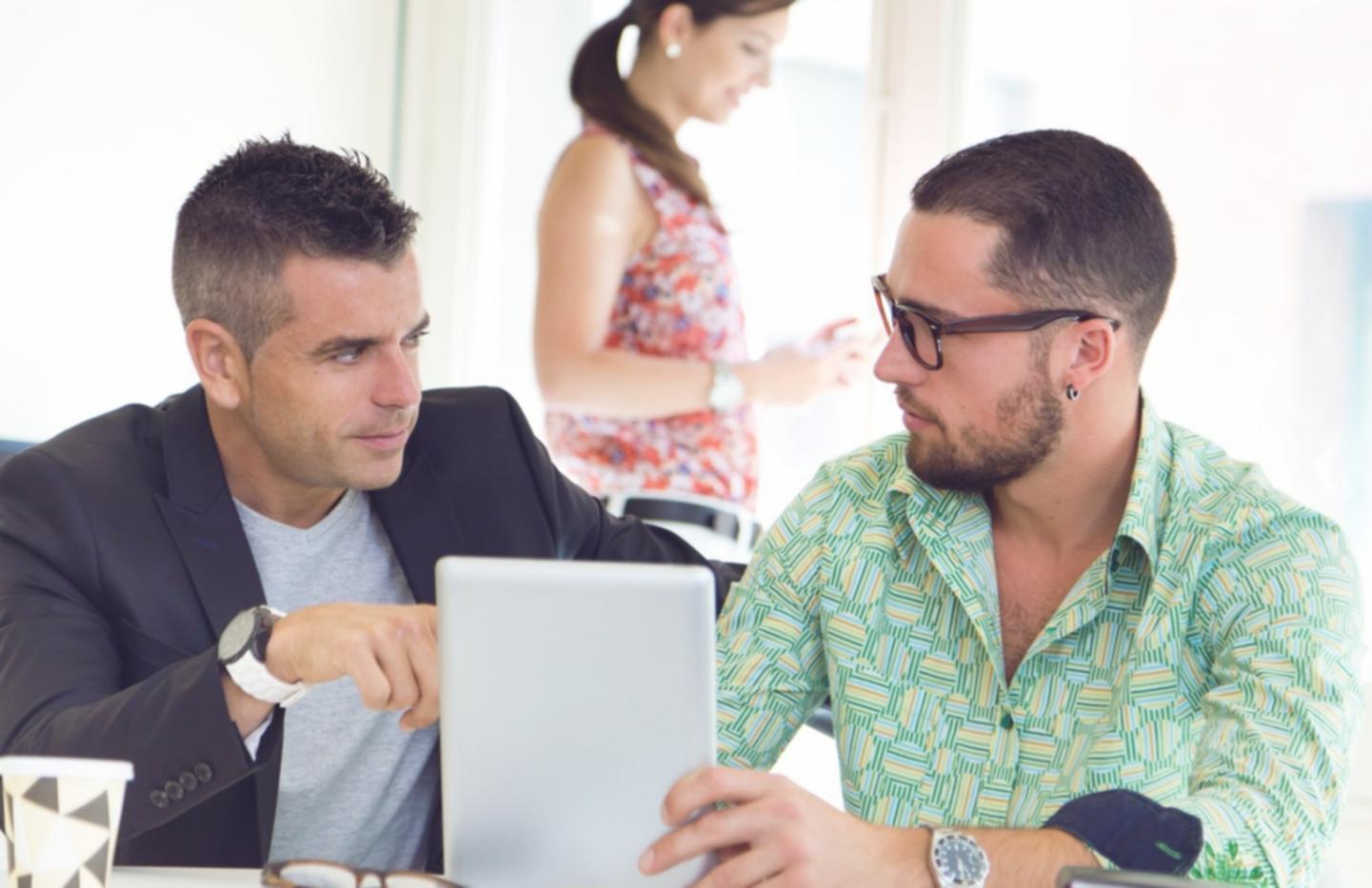 Groupe d'apprenants analysant des documents financiers