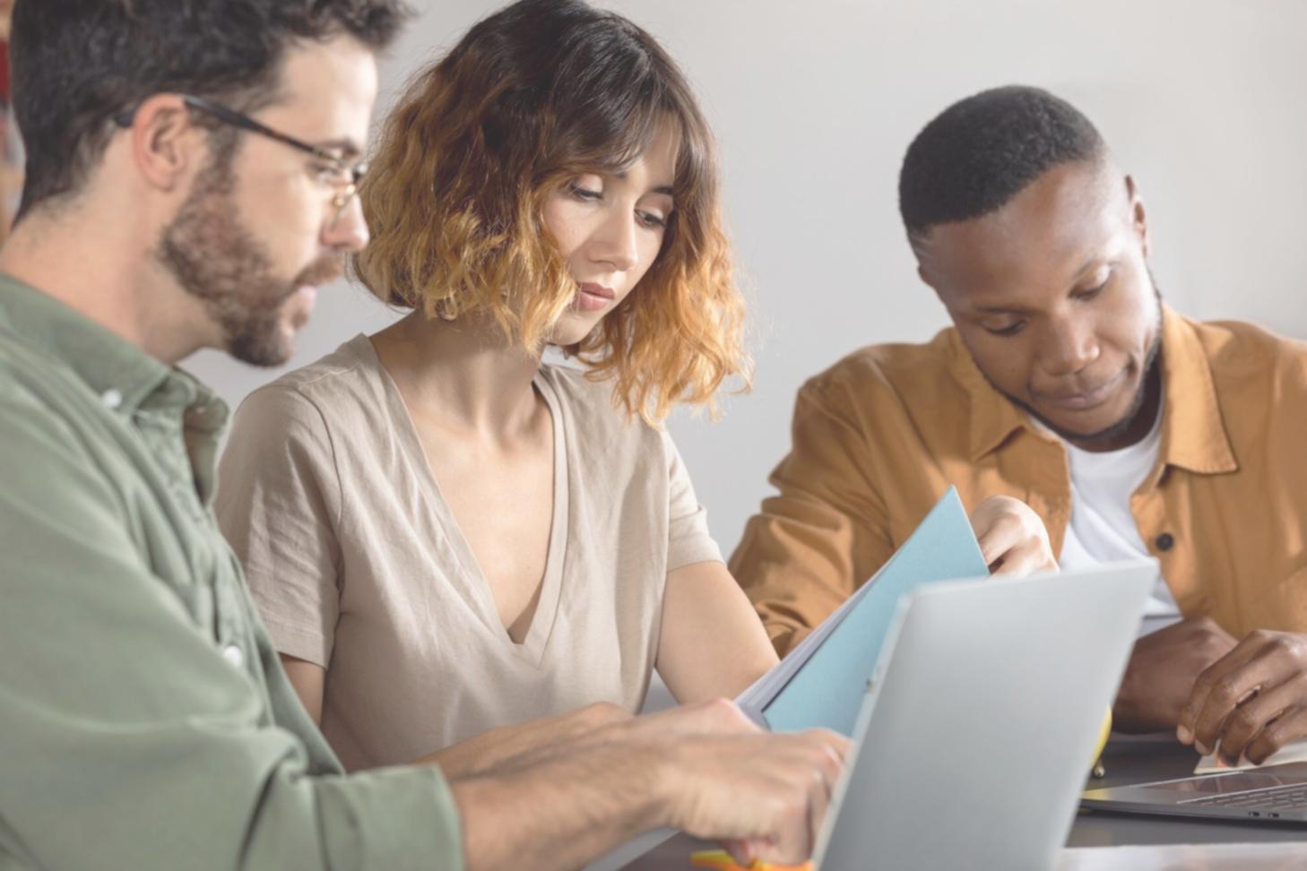 Salle de formation avec matériel pédagogique financier